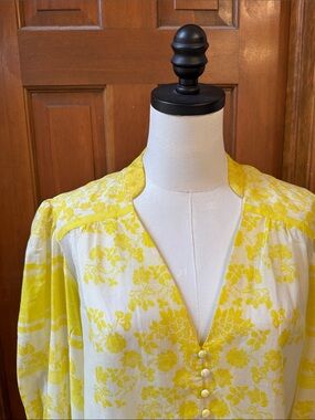 Alice + Olivia Yellow Floral V-Neck Button Blouse Size M